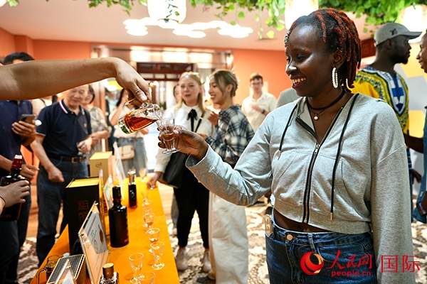 來自肯尼亞的莉迪亞在品嘗蜂蜜酒。人民網(wǎng) 盧鵬宇攝