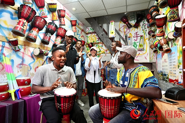 選手們敲起非洲鼓。人民網(wǎng) 盧鵬宇攝