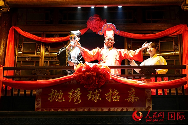 拋繡球。人民網(wǎng) 盧鵬宇攝