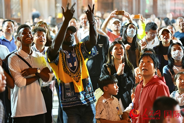 選手體驗(yàn)古城巡游。人民網(wǎng) 盧鵬宇攝