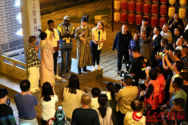 選手們一起演唱《大中國(guó)》。人民網(wǎng) 盧鵬宇攝