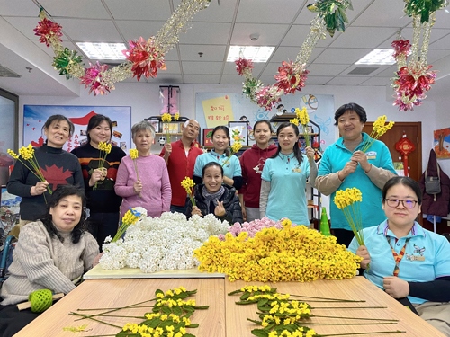 唐占鑫帶領團隊為2022年北京冬奧會和冬殘奧會制作頒獎花束。受訪者供圖