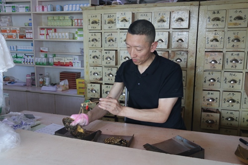 馬啟紅為病患精心配藥。受訪者供圖