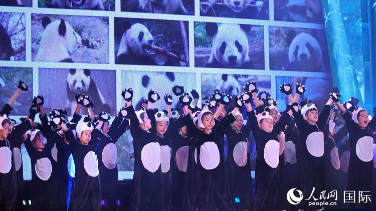 小演員們上演《歡樂功夫熊貓》。人民網(wǎng) 蔣曉辰攝