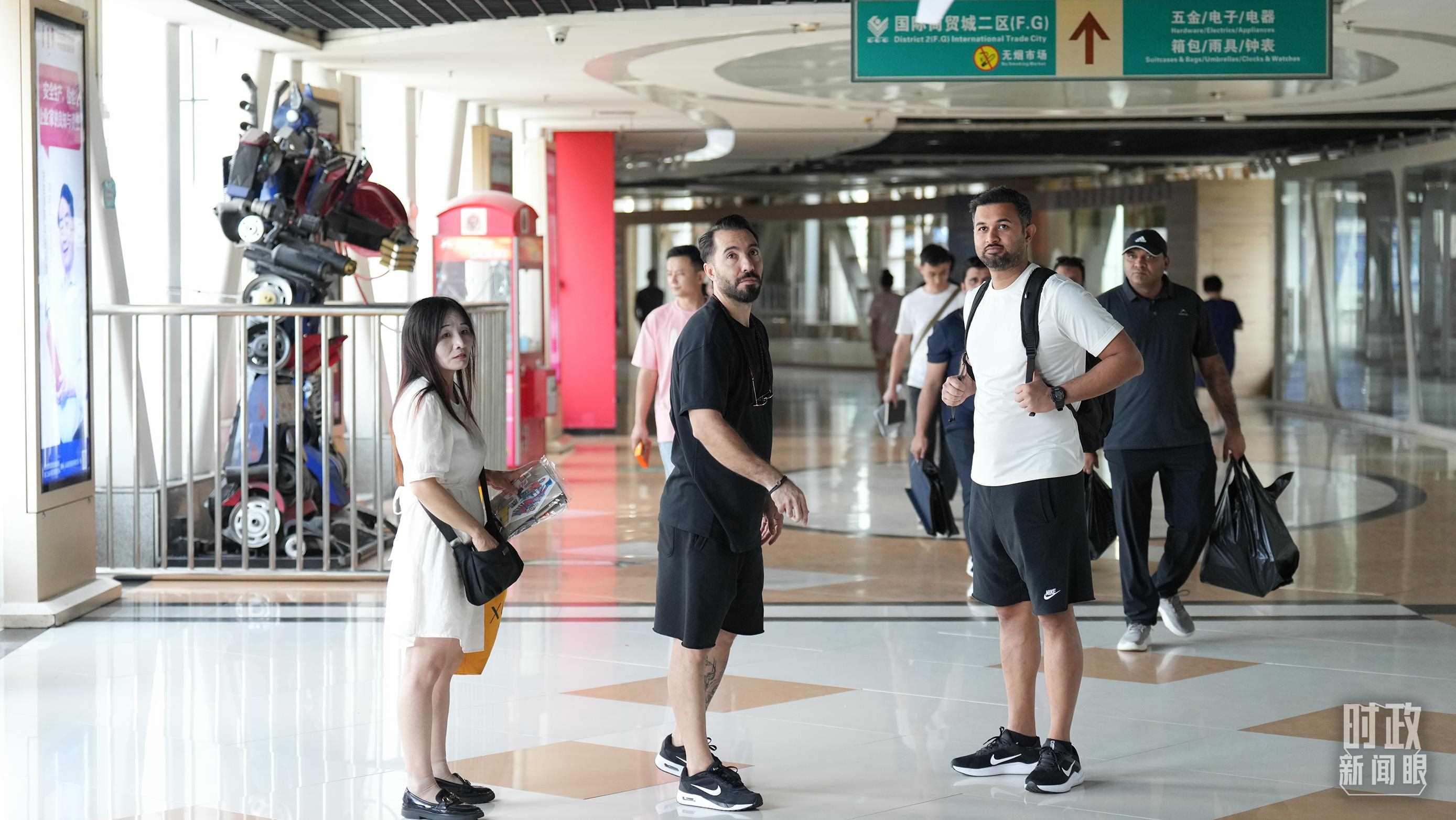 △義烏國際商貿(mào)城內(nèi)，來自世界各地的外商。（總臺國廣記者李晉拍攝）