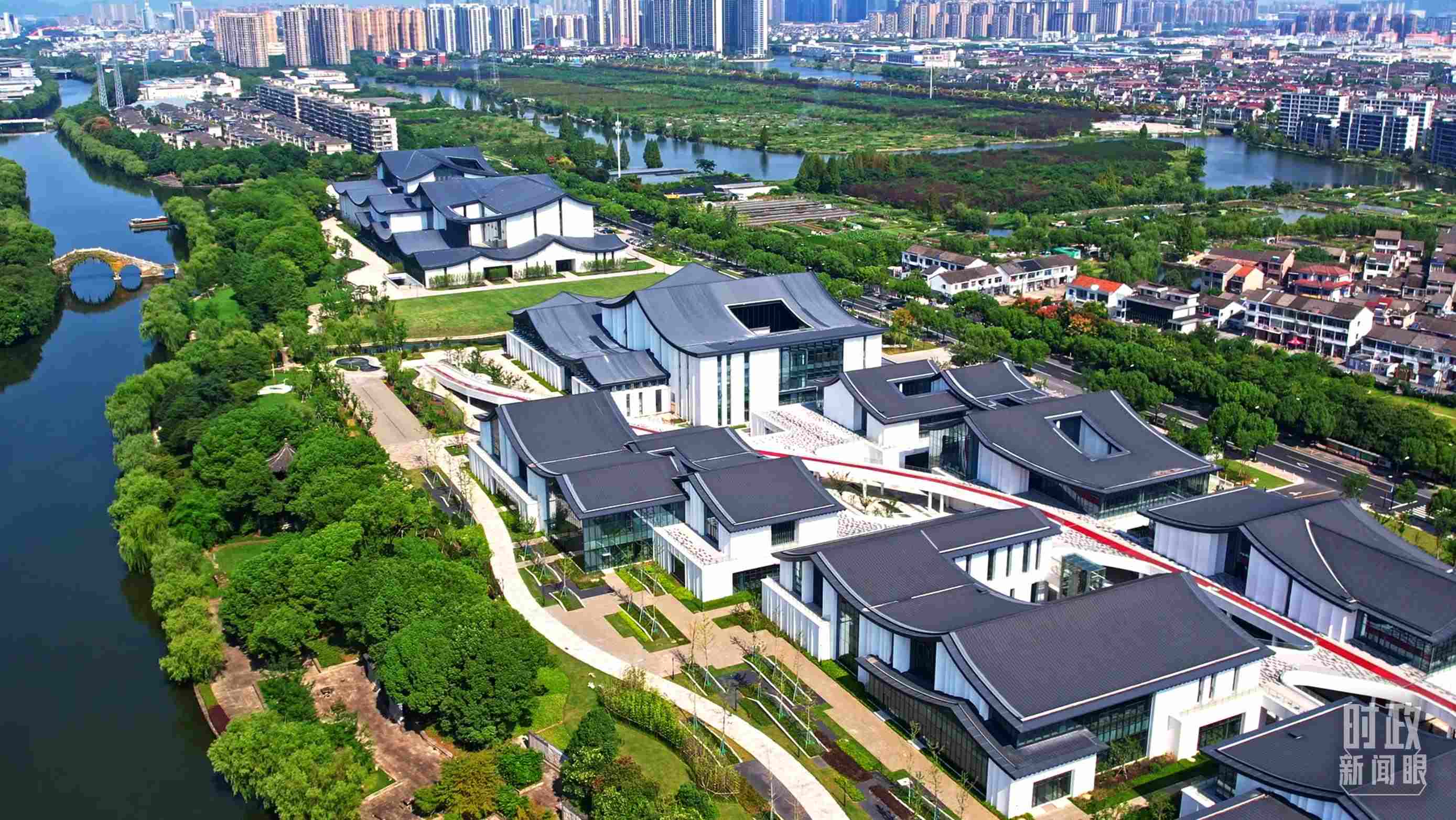 △臨河而建的浙東運河文化園。（總臺央視記者范凱拍攝）