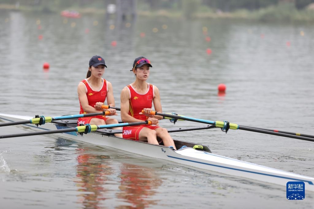 9月24日，鄒佳琪（左）/邱秀萍在決賽中。新華社記者 賈浩成 攝