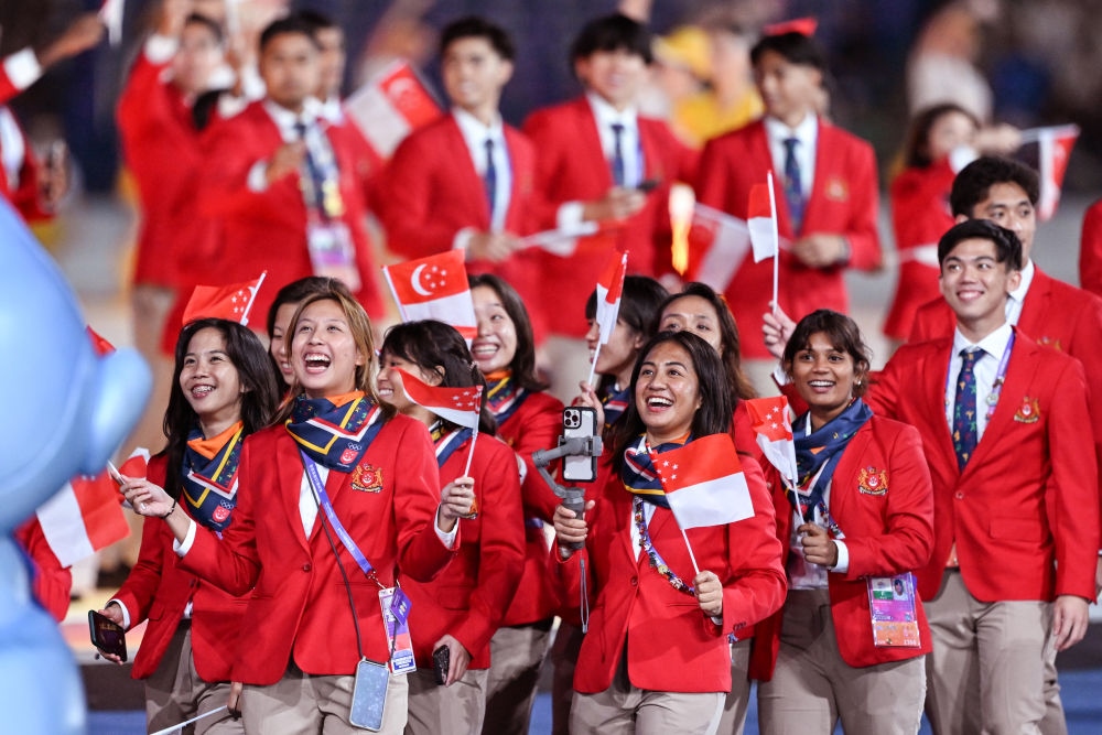 新加坡代表團在開幕式上入場。