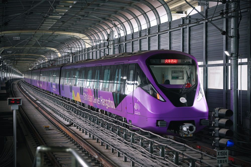 從杭州火車西站出發(fā)，地鐵19號線貫穿杭州火車東站、杭州蕭山機場，“亞運號”地鐵專列運行在這條線路上。