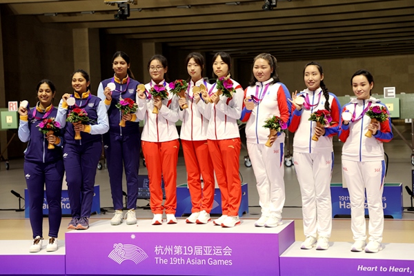 9月24日，杭州亞運會射擊女子10米氣步槍團體賽頒獎儀式。人民網(wǎng)記者 胡雪蓉攝