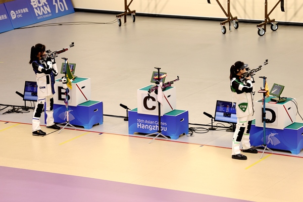 黃雨婷(左)、韓佳予在女子10米氣步槍個人賽比賽中。人民網(wǎng)記者 胡雪蓉攝