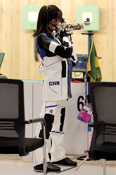 9月24日，黃雨婷在女子10米氣步槍團體賽比賽中。人民網(wǎng)記者 胡雪蓉攝