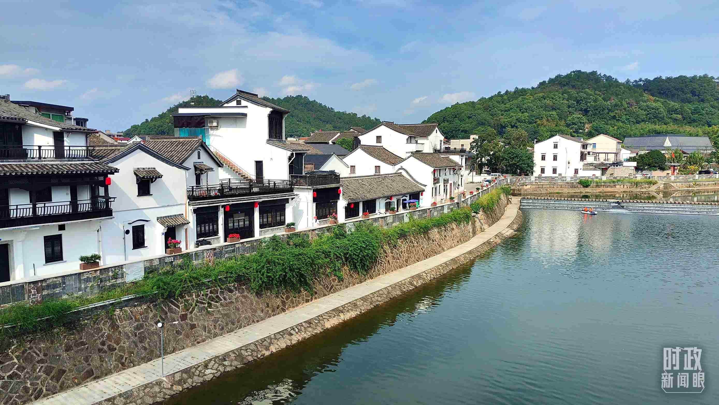 △“楓橋經(jīng)驗”發(fā)源地諸暨市楓橋鎮(zhèn)。（總臺央視記者楊立峰拍攝）