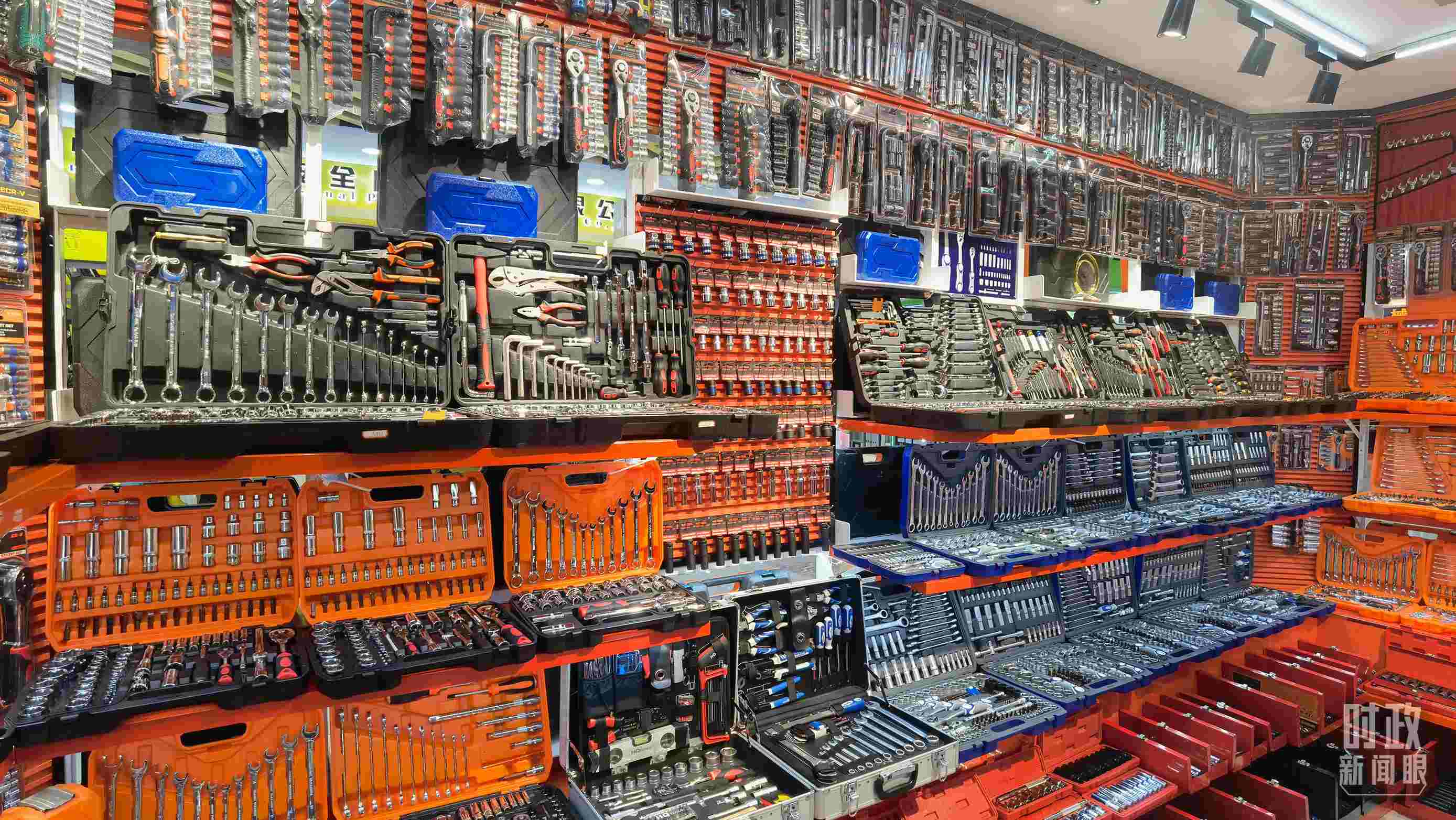 △義烏國際商貿(mào)城內(nèi)的一家五金店，貨品豐富。（總臺央視記者石丞拍攝）