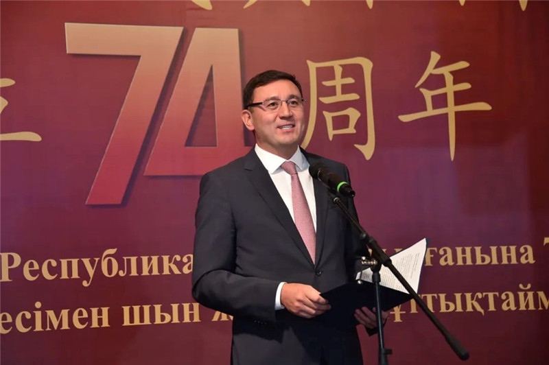 圖為哈外交部駐阿市代表布列格諾夫致辭。駐阿拉木圖總領館供圖