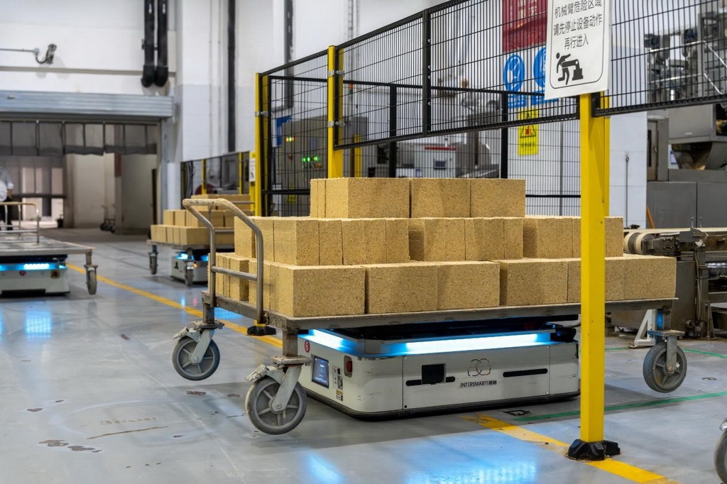 在701制曲車間，運輸機器人等智能化設備已實現(xiàn)規(guī)?；瘧?。王哲攝