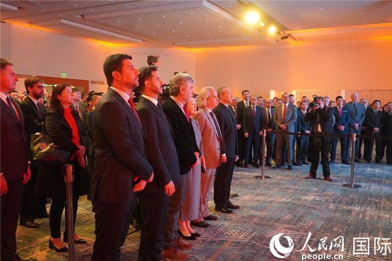 圖為招待會現場演奏兩國國歌。人民網記者 許放攝