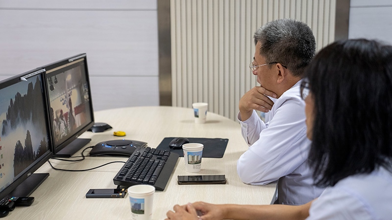 新疆醫(yī)科大學(xué)第一附屬醫(yī)院專家團(tuán)隊(duì)與哈薩克斯坦國(guó)立科學(xué)研究中心的專家對(duì)患者進(jìn)行跨國(guó)遠(yuǎn)程會(huì)診。人民網(wǎng)記者 許崢攝