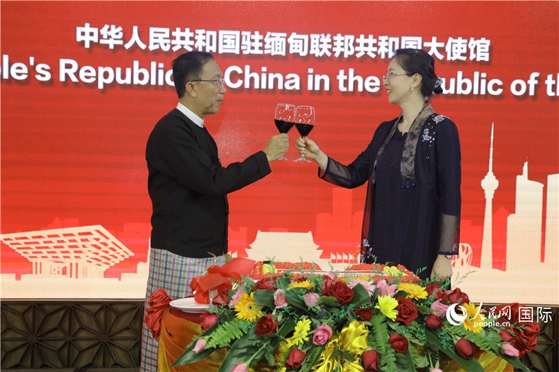 圖為曹靜臨時(shí)代辦與溫欣副總理祝酒。人民網(wǎng)記者 謝佳君攝