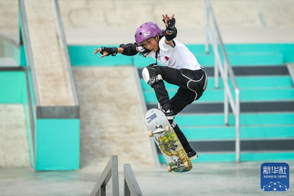 9月27日，中國選手崔宸曦在比賽中。當日，在錢塘輪滑中心舉行的杭州亞運會女子街式?jīng)Q賽中，中國選手崔宸曦以242.62分的成績奪得冠軍，曾文蕙獲得亞軍，日本選手伊藤美優(yōu)獲得季軍。新華社記者 潘昱龍攝