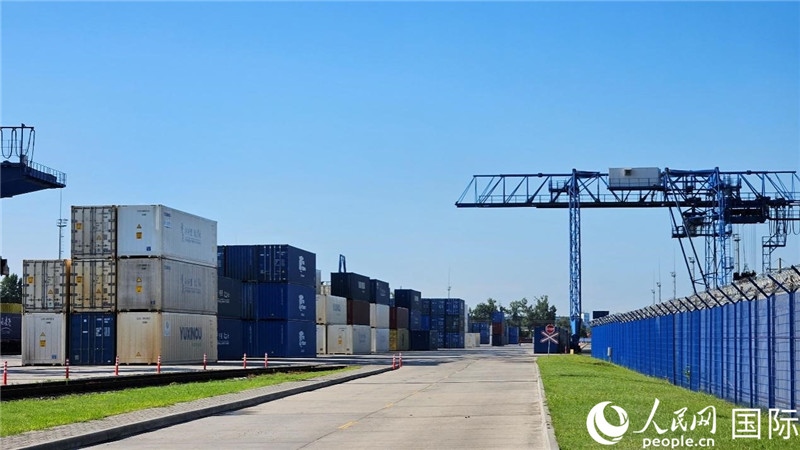 布列斯特北站，堆滿了來(lái)自中國(guó)的貨物。人民網(wǎng)記者 王震攝