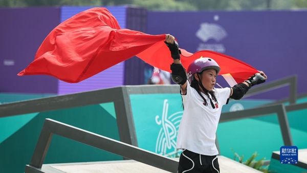 9月27日，崔宸曦在賽后慶祝奪冠。當(dāng)日，在錢塘輪滑中心舉行的杭州亞運(yùn)會女子街式?jīng)Q賽中，中國選手崔宸曦以242.62分的成績奪得冠軍，曾文蕙獲得亞軍，日本選手伊藤美優(yōu)獲得季軍。新華社記者 潘昱龍攝