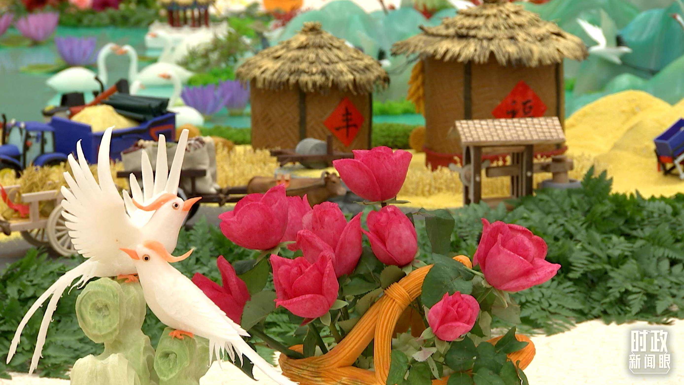 △宴會廳內(nèi)，節(jié)日氛圍濃郁。