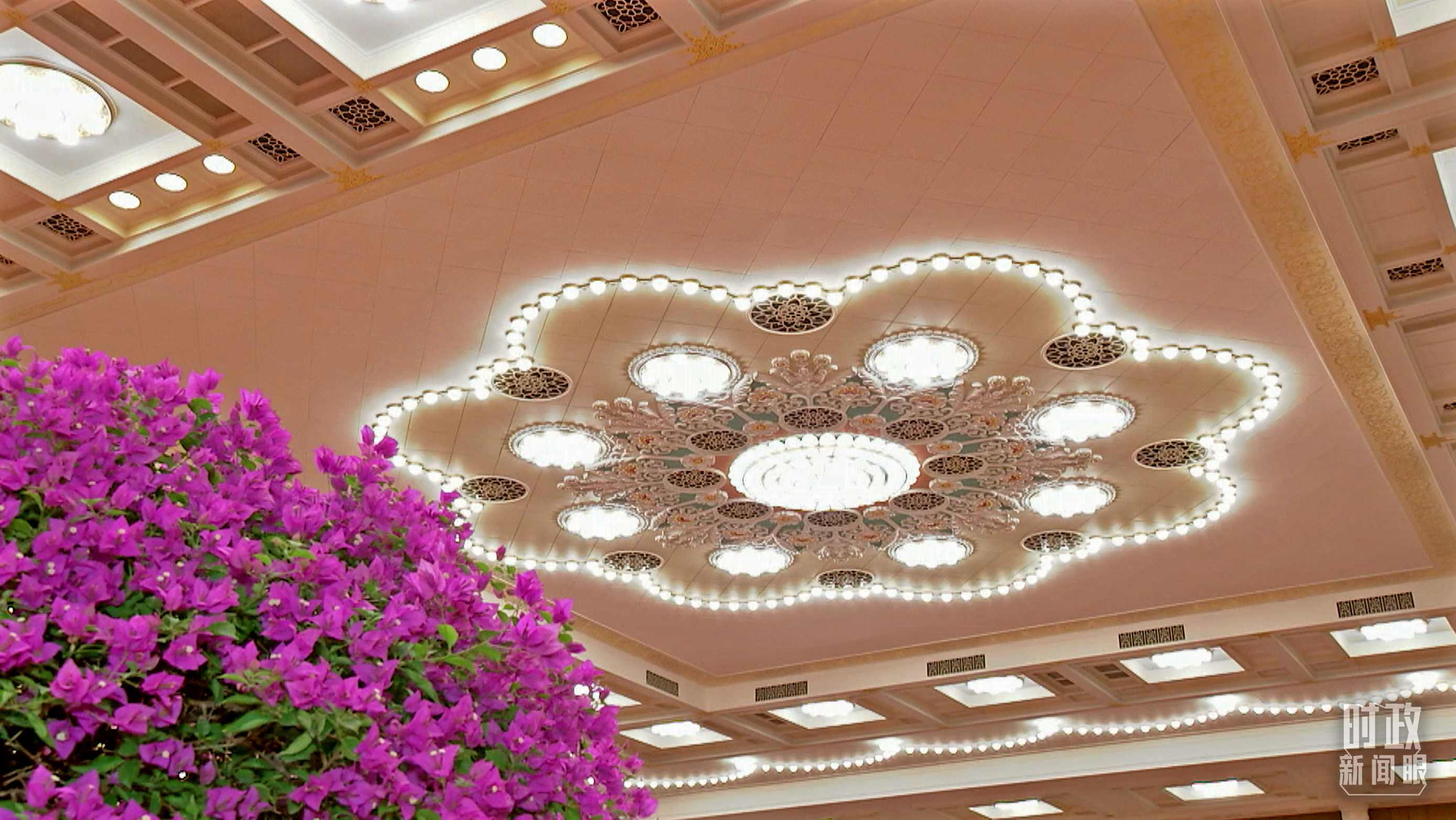 △人民大會堂宴會廳，華燈璀璨、鮮花綻放。