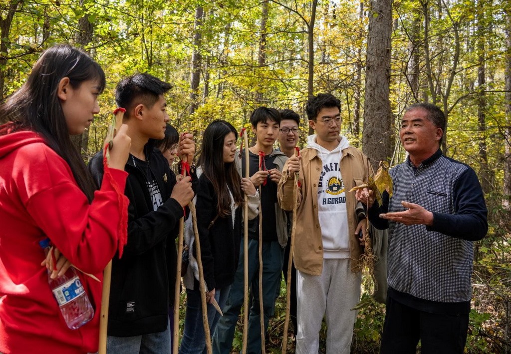 魏本勝為清華大學(xué)同學(xué)介紹長(zhǎng)白山人參文化。嚴(yán)磊攝