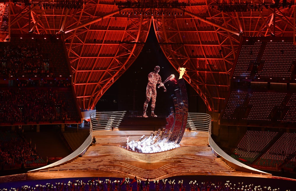 9月23日，最后一棒火炬手汪順和“數(shù)字火炬手”在第19屆亞洲運動會開幕式上點燃主火炬。新華社記者 胡虎虎 攝