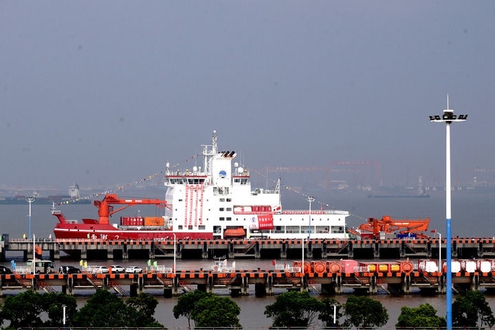 9月27日，“雪龍2”號極地科考破冰船停泊在中國極地考察國內(nèi)基地碼頭。當(dāng)日，由自然資源部組織的中國第13次北冰洋科學(xué)考察隊乘“雪龍2”號極地科考破冰船返回上海，標(biāo)志著中國第13次北冰洋科學(xué)考察任務(wù)圓滿完成。新華社記者 張建松 攝