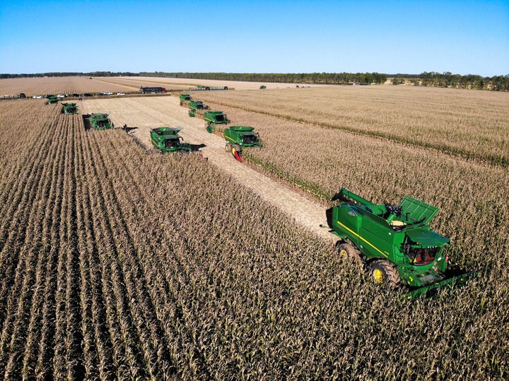 9月20日在位于黑龍江雙鴨山市友誼縣的北大荒農(nóng)業(yè)股份有限公司友誼分公司一地塊拍攝的秋收現(xiàn)場（無人機照片）。新華社記者 王松 攝
