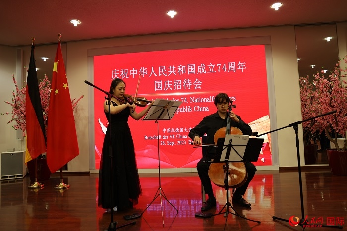 青年音樂家為來賓們現(xiàn)場(chǎng)演奏《我和我的祖國》。人民網(wǎng)記者 劉仲華攝