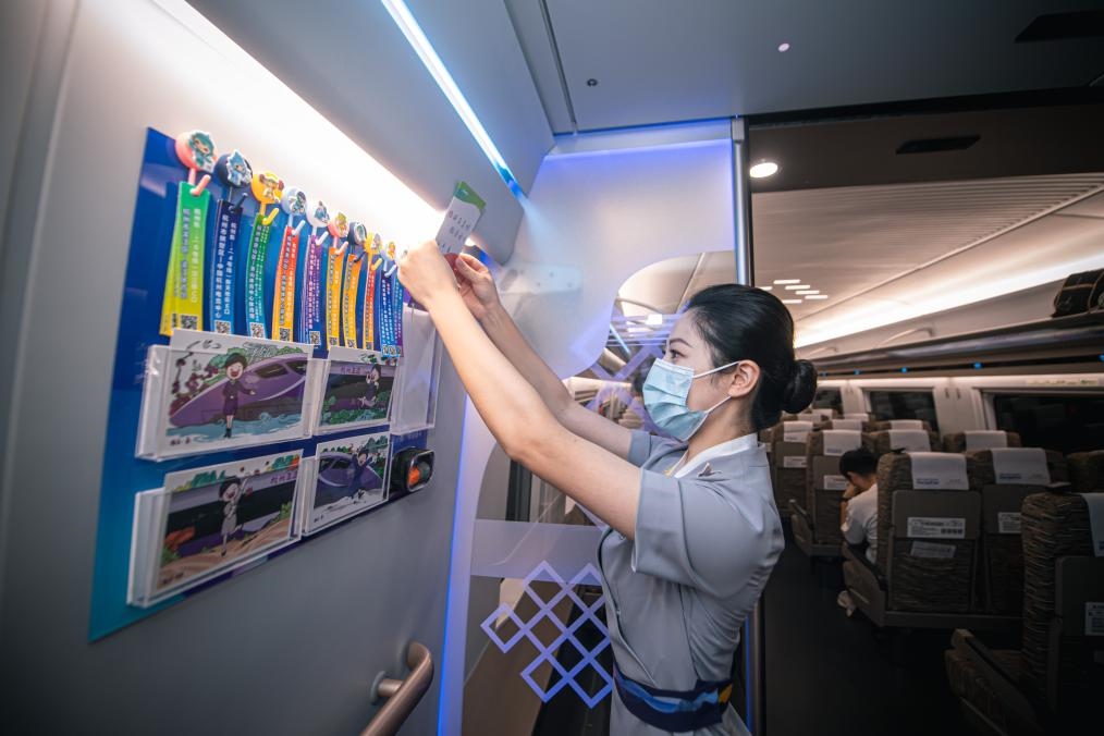 2023年9月16日，復(fù)興號亞運(yùn)智能動車組列車正式載客運(yùn)營。新華社記者 江漢 攝