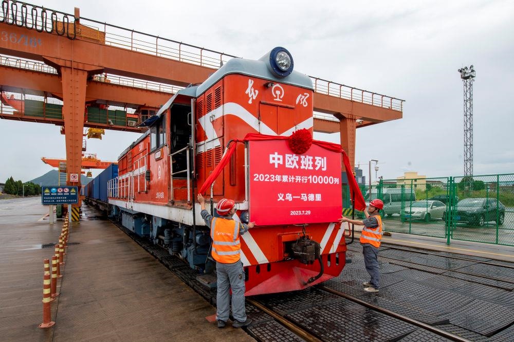 △2023年7月29日，滿載110個標箱出口貨物的X8020次中歐班列從浙江義烏西站準備啟程。