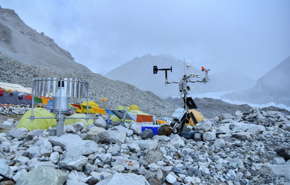 位于海拔5700米卓奧友峰前進營地的自動氣象站（9月29日攝）。新華社記者晉美多吉 攝