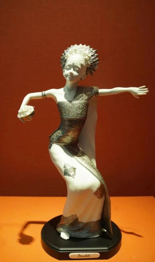 2013年10月，時任印度尼西亞總統(tǒng)蘇西洛贈送習(xí)近平主席的鑲錫瓷塑舞者。