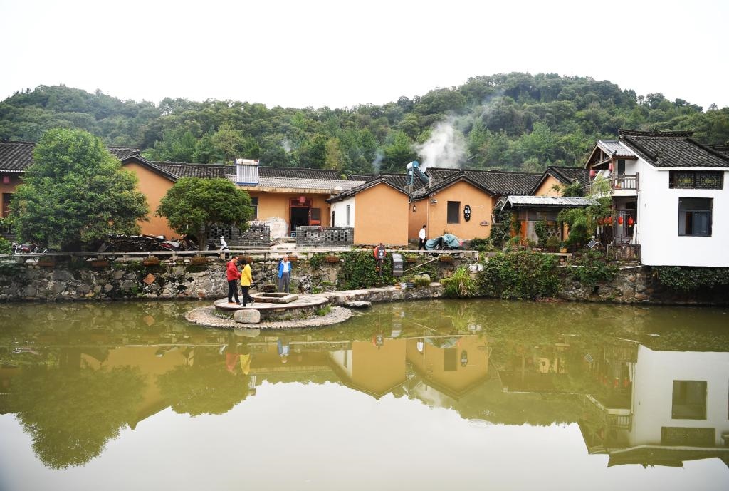 圖為9月27日游客在田鋪大塆參觀游玩。新華社記者張浩然攝