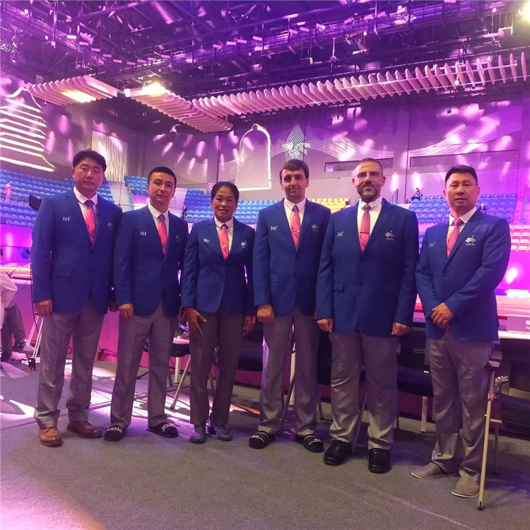 詹多斯·基亞諾夫與各國裁判員合影（左二）。 受訪者供圖