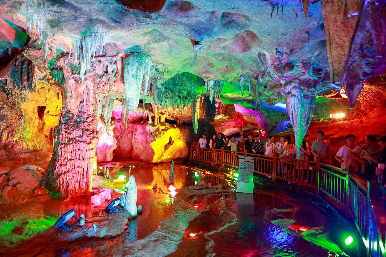 國慶假期期間，江西萬年神農(nóng)宮景區(qū)游人如織。受訪者供圖