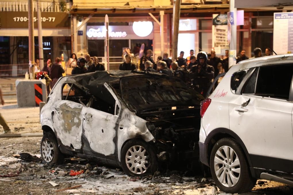 這是10月7日在以色列特拉維夫拍攝的遭火箭彈破壞的車(chē)輛。新華社發(fā)