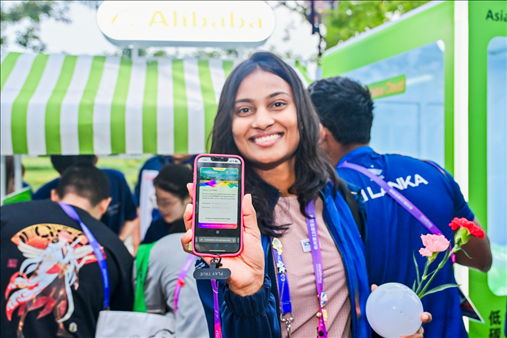 亞運(yùn)村運(yùn)動(dòng)員正在展示個(gè)人的低碳賬戶。 受訪者供圖
