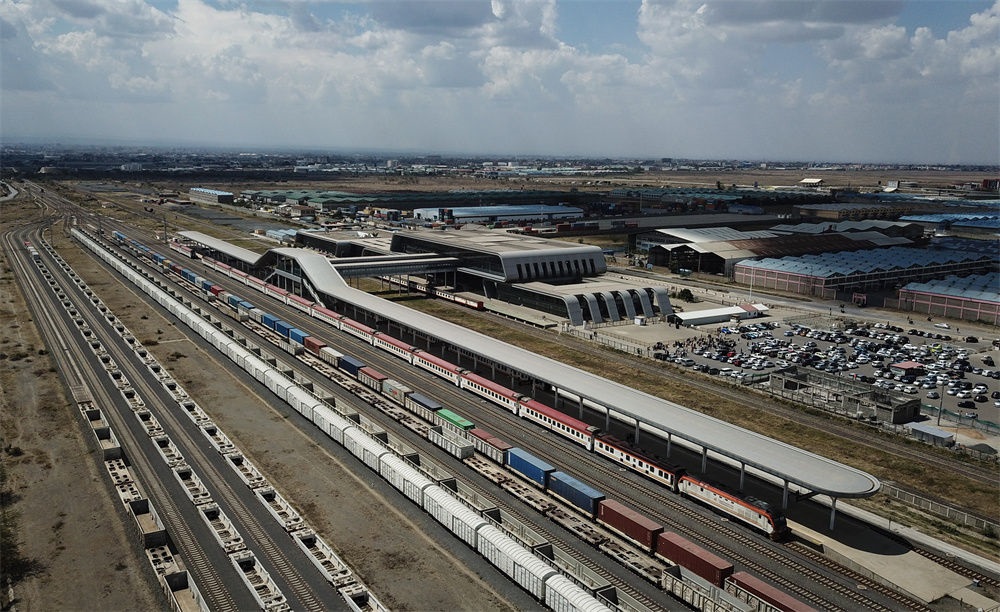 這是在肯尼亞首都內(nèi)羅畢拍攝的蒙內(nèi)鐵路內(nèi)羅畢站（9月20日攝，無(wú)人機(jī)照片）。新華社記者 韓旭 攝