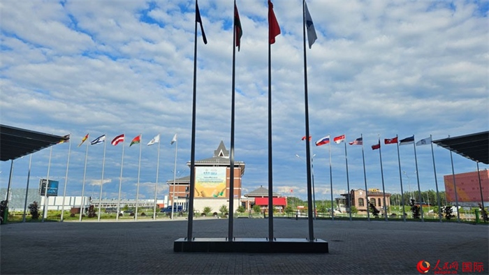 中白工業(yè)園內(nèi)，多國國旗飄揚。園區(qū)已有來自16個國家和地區(qū)的企業(yè)入駐。人民網(wǎng)記者 朱虹攝