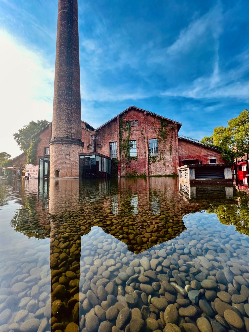 ↑景德鎮(zhèn)陶溪川文創(chuàng)街區(qū)一景（2023年5月15日攝）。