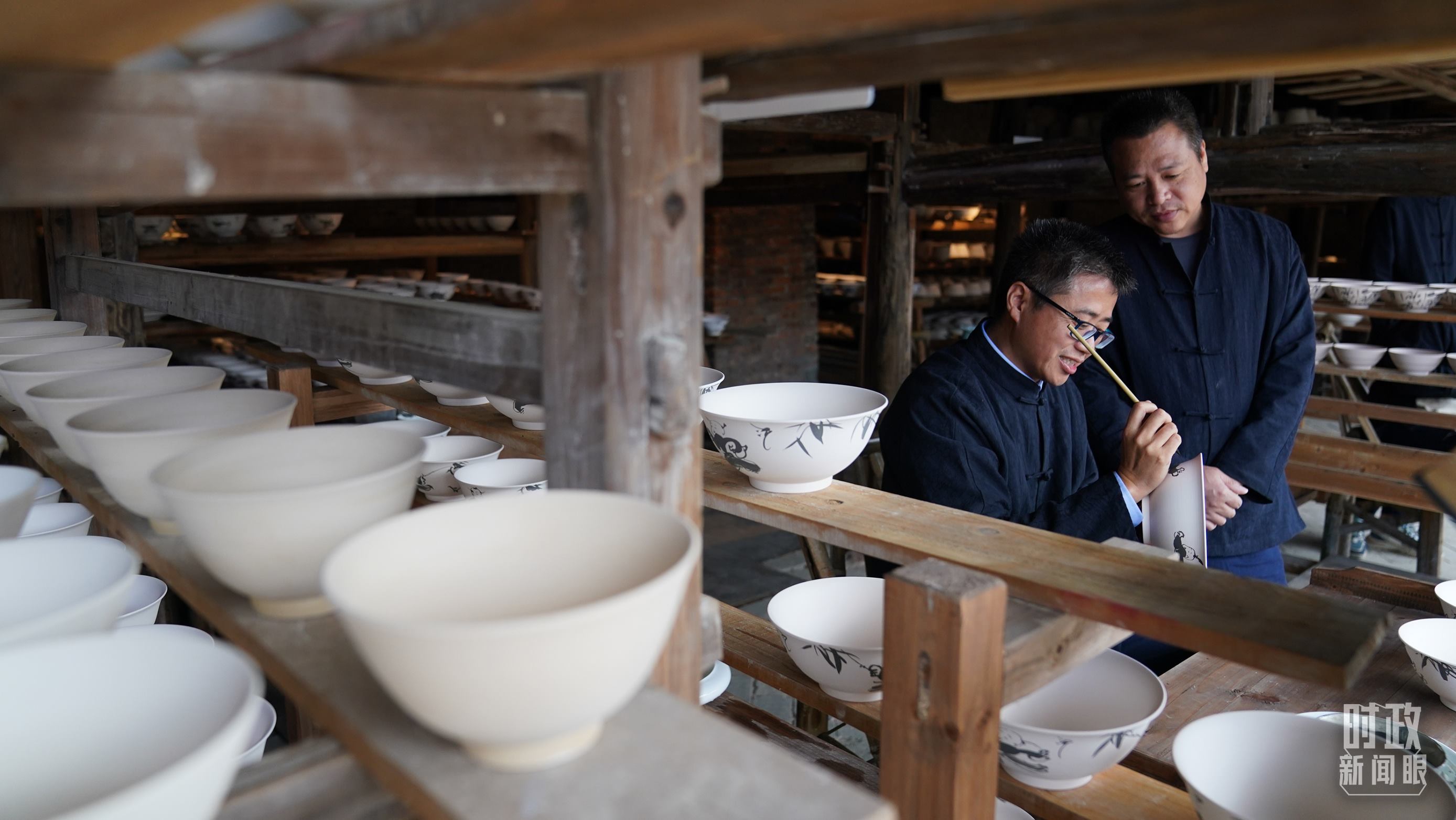 △非遺傳承人正在繪制瓷器。（總臺(tái)國廣記者李晉拍攝）