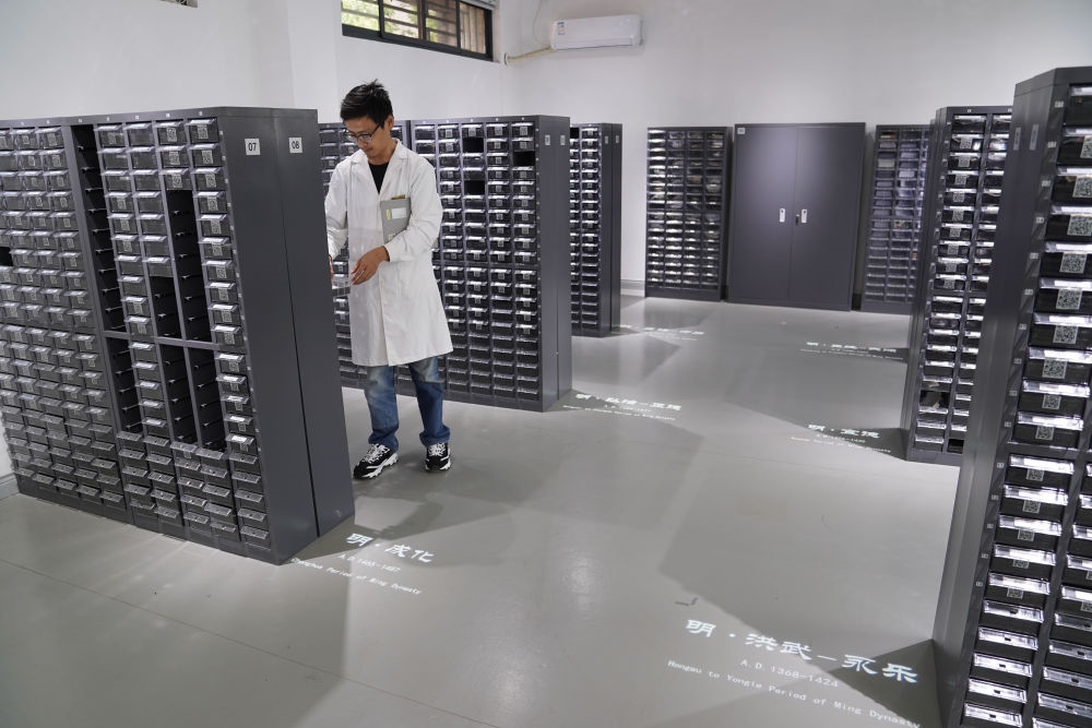 ↑工作人員在古陶瓷基因庫里工作（2023年5月16日攝）。
