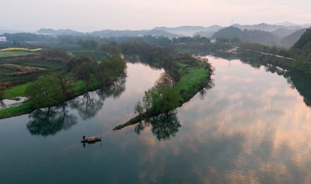 2021年3月15日拍攝的婺源月亮灣旅游公園，石門(mén)自然村坐落于此。新華社記者 胡晨歡 攝