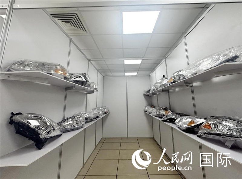 在位于莫斯科格林伍德國際貿(mào)易中心的浙江寧波優(yōu)質(zhì)商品展銷中心內(nèi)，展示著來自浙江寧波慈溪市的汽車配件樣品。人民網(wǎng)記者 申佳平攝