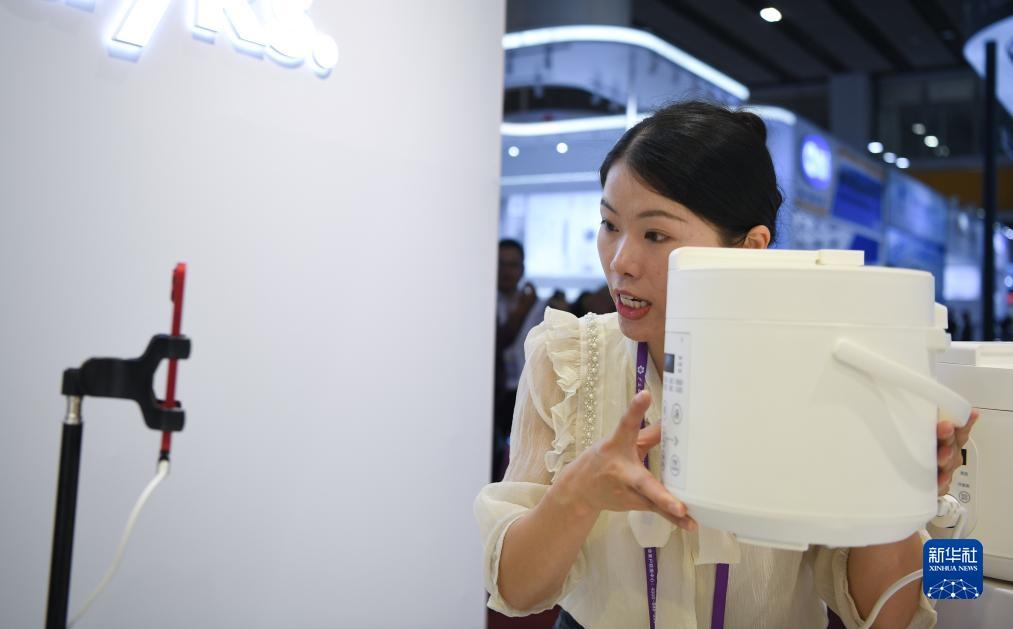 10月15日，參展的工作人員在展臺直播介紹家電產(chǎn)品。新華社記者 鄧華 攝